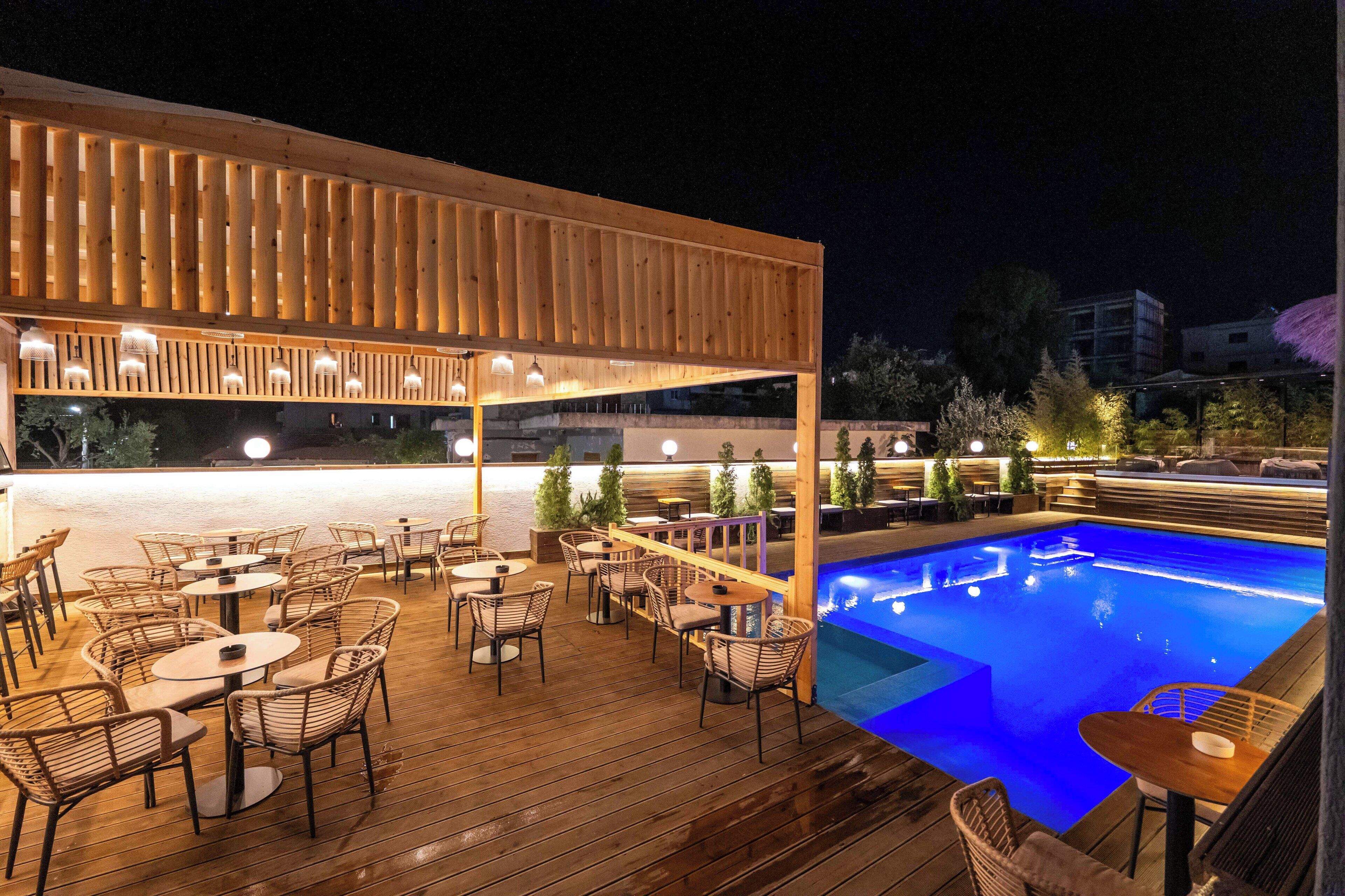 Una piscina al aire libre de temporada, sombrillas