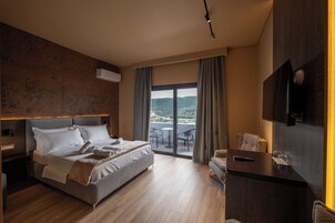 Habitación Deluxe doble, balcón | Ropa de cama de alta calidad y edredones de plumas