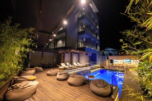 Seasonal outdoor pool, pool umbrellas, pool loungers - Hotel Piramida (Ksamil)