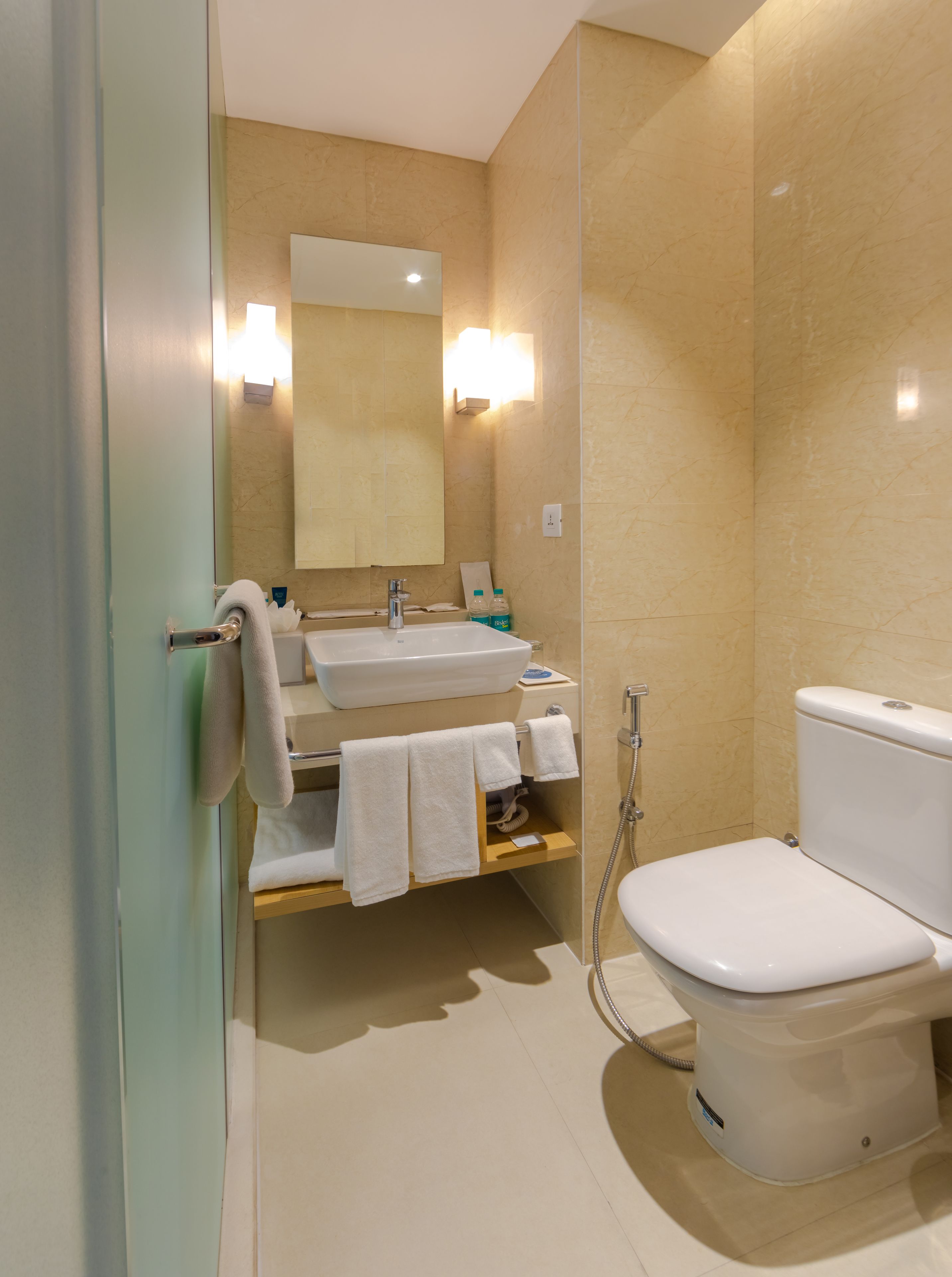Ein modernes Badezimmer mit Waschbecken, Spiegel und Toilette.