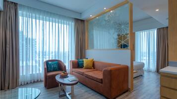 Suite ejecutiva, 1 habitación | Sala de estar | Televisión LED de 32 pulgadas con canales por satélite, una televisión