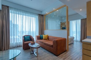 Suite, 1 habitación | Sala de estar | Televisión LED de 32 pulgadas con canales vía satélite y televisión 