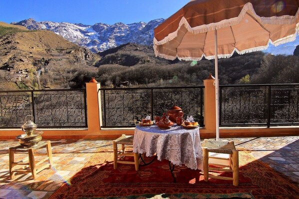 บริการอาหารเช้า อาหารกลางวัน อาหารเย็น, อาหารท้องถิ่น