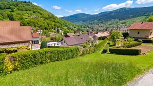 A residential area with houses, a road, and a hilly landscape in the background. - Homerez - Apartment in Cornimont (Cornimont)