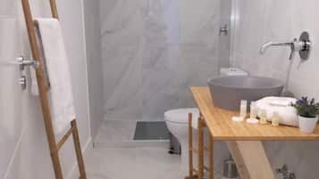 Suite de luxe, cuina bàsica (6) | Bany | Dutxa, capçal de dutxa tipus cascada i articles de tocador de disseny