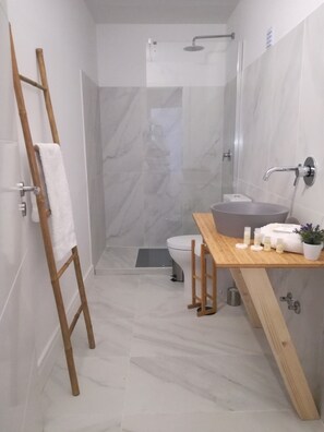 Luxury Suite, Kitchenette (6) | Bathroom | Shower, rainfall showerhead, designer toiletries, hair dryer - Temple Suites Guest House (Portimão)