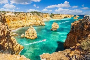 Un paysage côtier caractérisé par des formations rocheuses et des eaux turquoise cristallines.