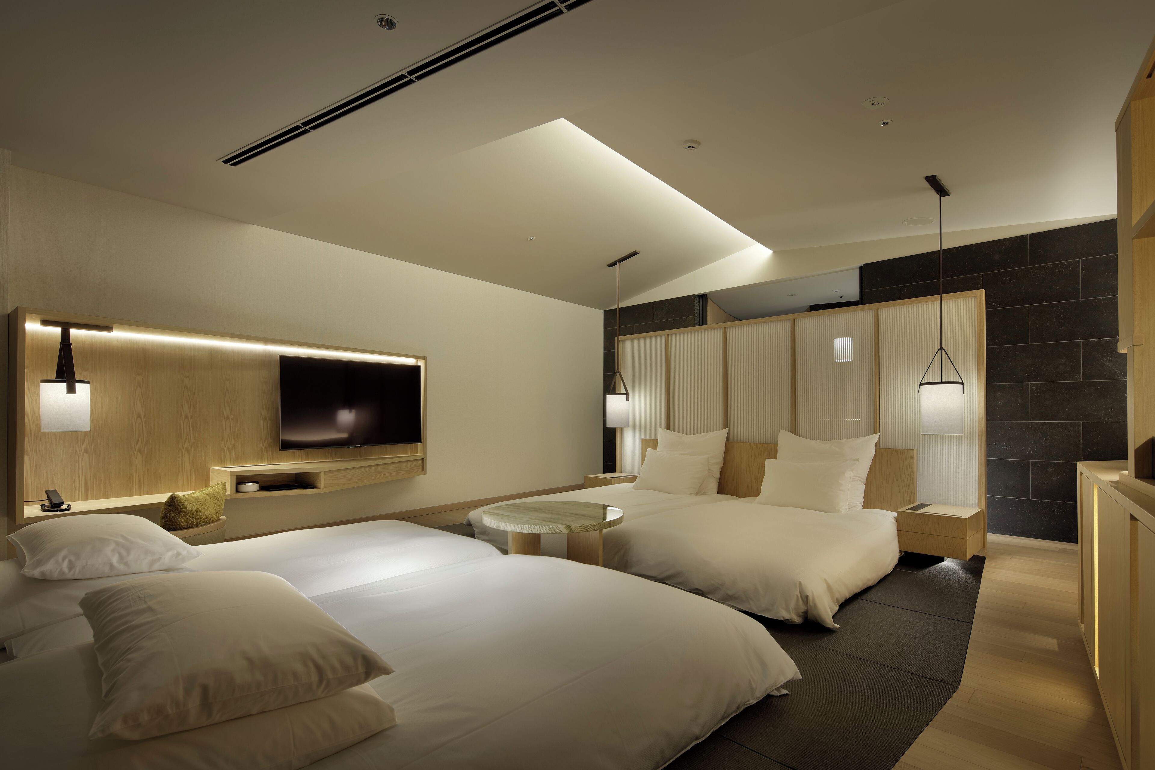 羽毛の掛け布団、セーフティボックス (室内)、遮光カーテン、アイロン / アイロン台