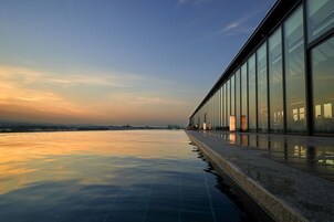Una piscina techada, una piscina al aire libre