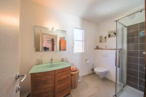 Douche, séchoir à cheveux, serviettes fournies, savon