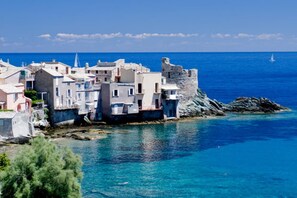 A coastal town with buildings built on rocky cliffs overlooking the sea. - Soothing 4-person apartment in the heart of Erbalunga (Erbalunga)