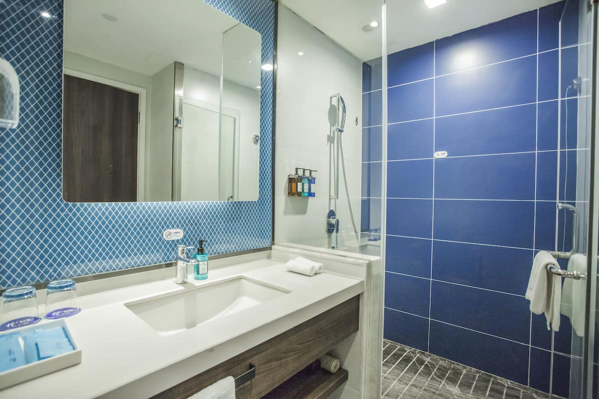 Kamar Standar | Kamar mandi | Shower, pancuran hujan, perlengkapan mandi gratis, dan pengering rambut