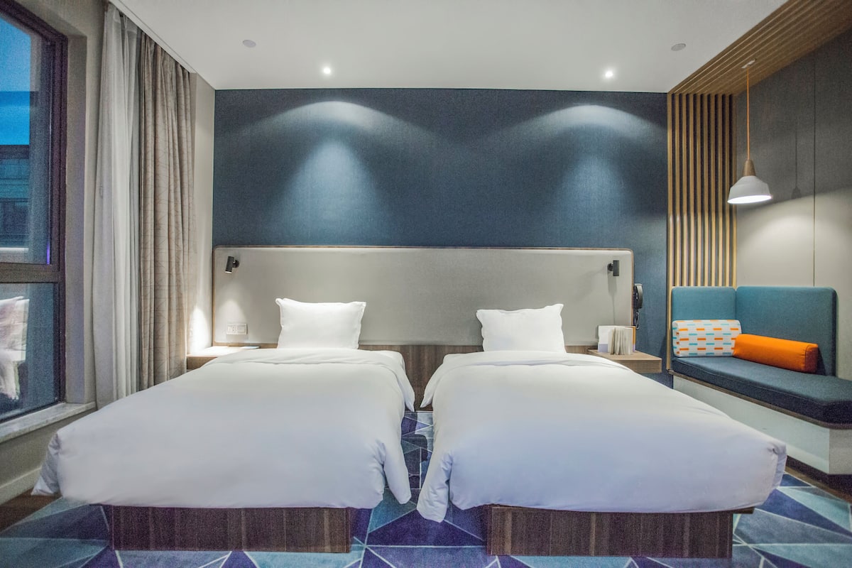 Kamar Standar, 2 Tempat Tidur Twin (Extra Floor Space) | Brankas, meja kerja, tirai kedap cahaya, dan setrika/meja setrika