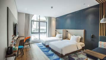 Rom – standard, 2 enkeltsenger, hageutsikt | Safe på rommet, skrivebord, blendingsgardiner og strykejern/-brett