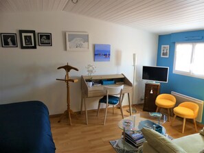 Double Room | Living area | Flat-screen TV - Chambre d'hôte Blanche Pierre B&B (Le Perrier)