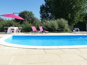 Piscine extérieure (ouverte en saison), parasols de plage