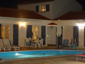 Piscine extérieure (ouverte en saison), parasols de plage