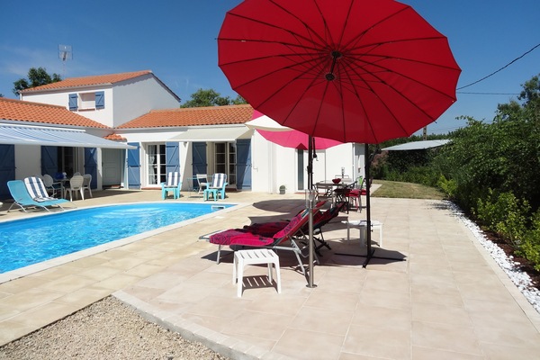 Sæsonbestemt udendørs pool, parasoller, liggestole