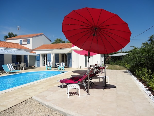 Seasonal outdoor pool, pool umbrellas, sun loungers - Chambre d'hôte Blanche Pierre B&B (Le Perrier)