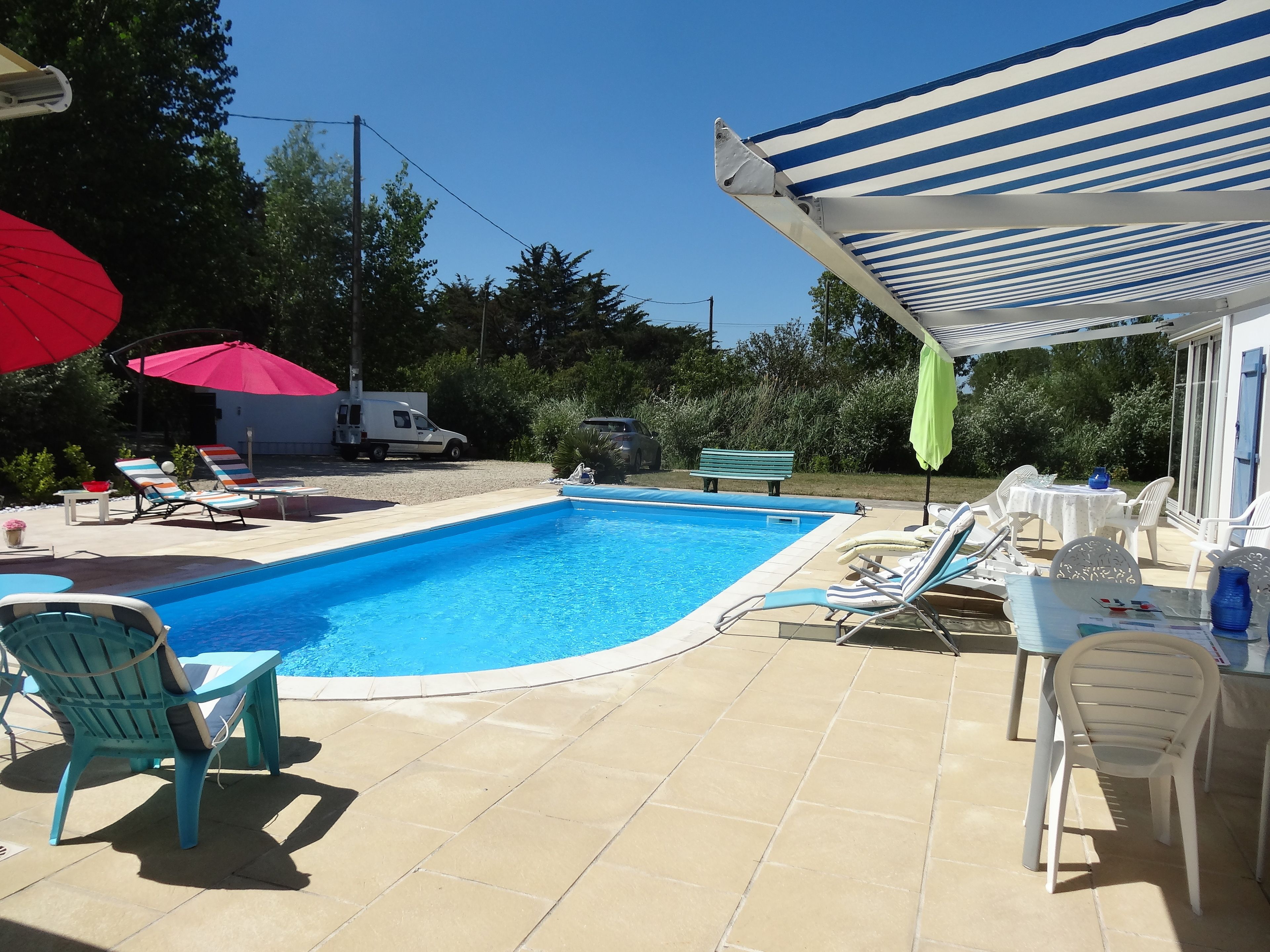 Seasonal outdoor pool, pool umbrellas, sun loungers