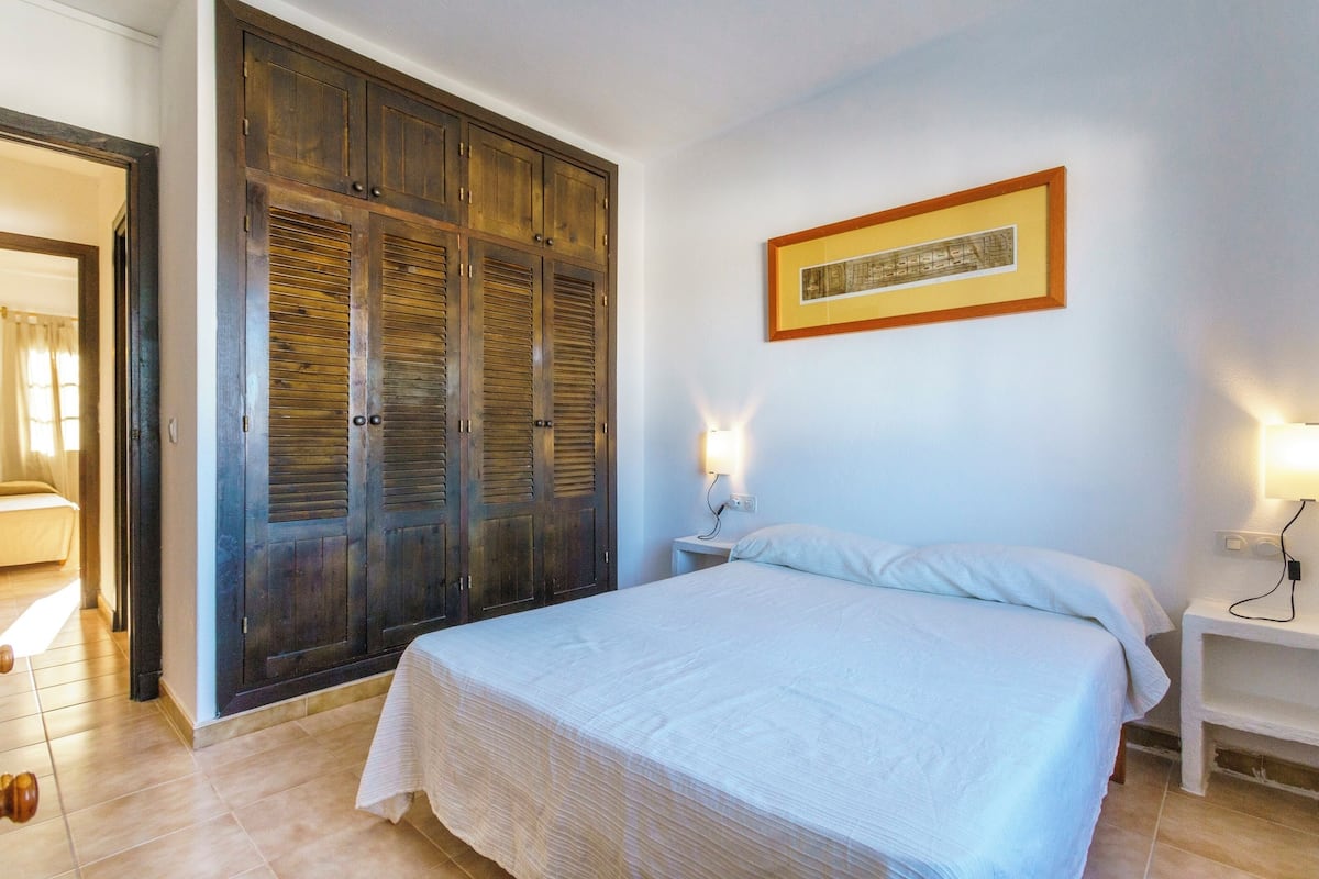 Rideaux occultants, fer et planche à repasser, lits bébé (gratuits)