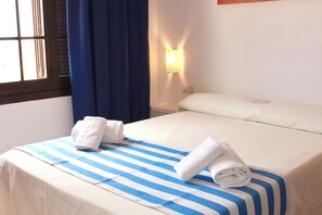 Blackout drapes, iron/ironing board, free cribs/infant beds, WiFi - Apartamentos Posidonia (Mercadal)