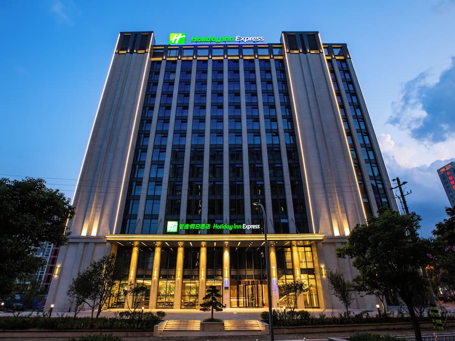Un edificio de hotel alto con un cartel llamativo de Holiday Inn Express en la parte superior.