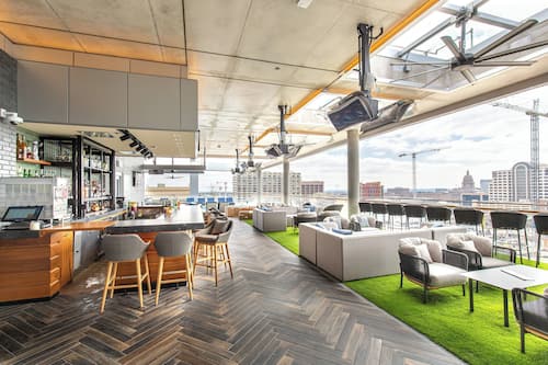 2 bars/lounges, rooftop bar