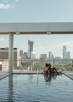 Utomhuspool, cabanor (tilläggsavgift) och solstolar