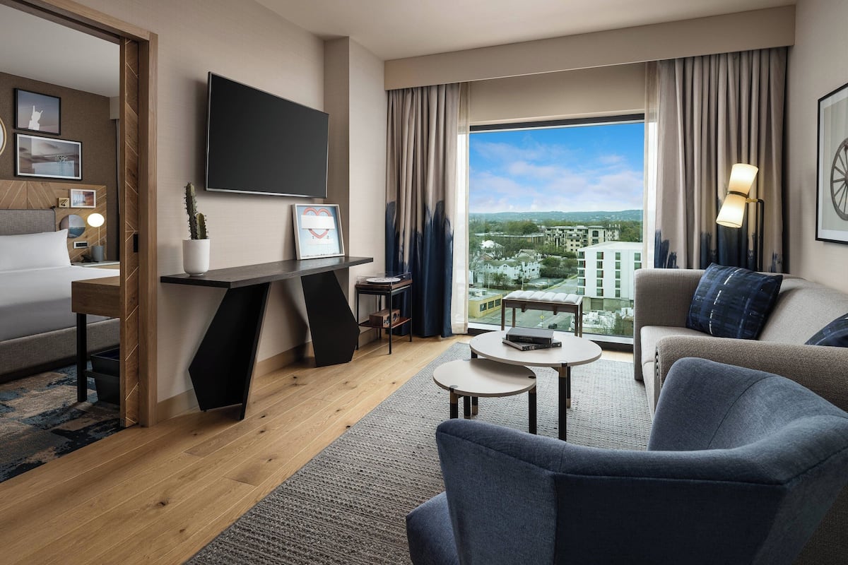Suite, 1 Schlafzimmer, Nichtraucher | Wohnzimmer | 32-Zoll-LED-Fernseher mit Satellitenempfang, Fernseher, Netflix