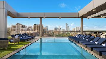 Alberca al aire libre, camas balinesas (con cargo) y camastros