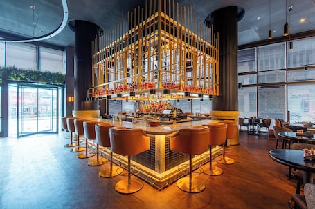 3 restaurantes; se sirve desayuno, almuerzo y cena; cocina americana