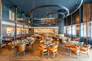 3 restaurants; breakfast, lunch, dinner, and brunch served - The Otis Hotel Austin, Autograph Collection (Austin)