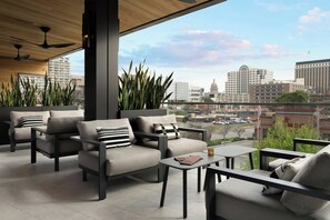 2 barer/lounger og takterrassebar