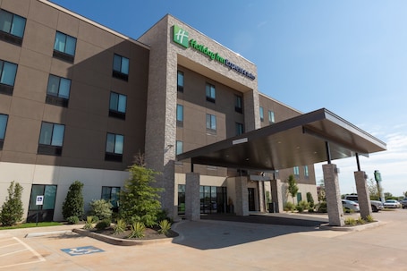 Exterior. Holiday Inn Express & Suites Kingfisher by IHG