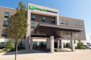 A Holiday Inn Express & Suites building with a covered entrance and a parking lot. - Holiday Inn Express & Suites Kingfisher by IHG (Kingfisher)