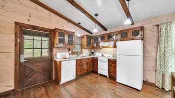 Cabin, 1 Bedroom (Fife Bridge) | Private kitchen | Full-size fridge, microwave, oven, stovetop