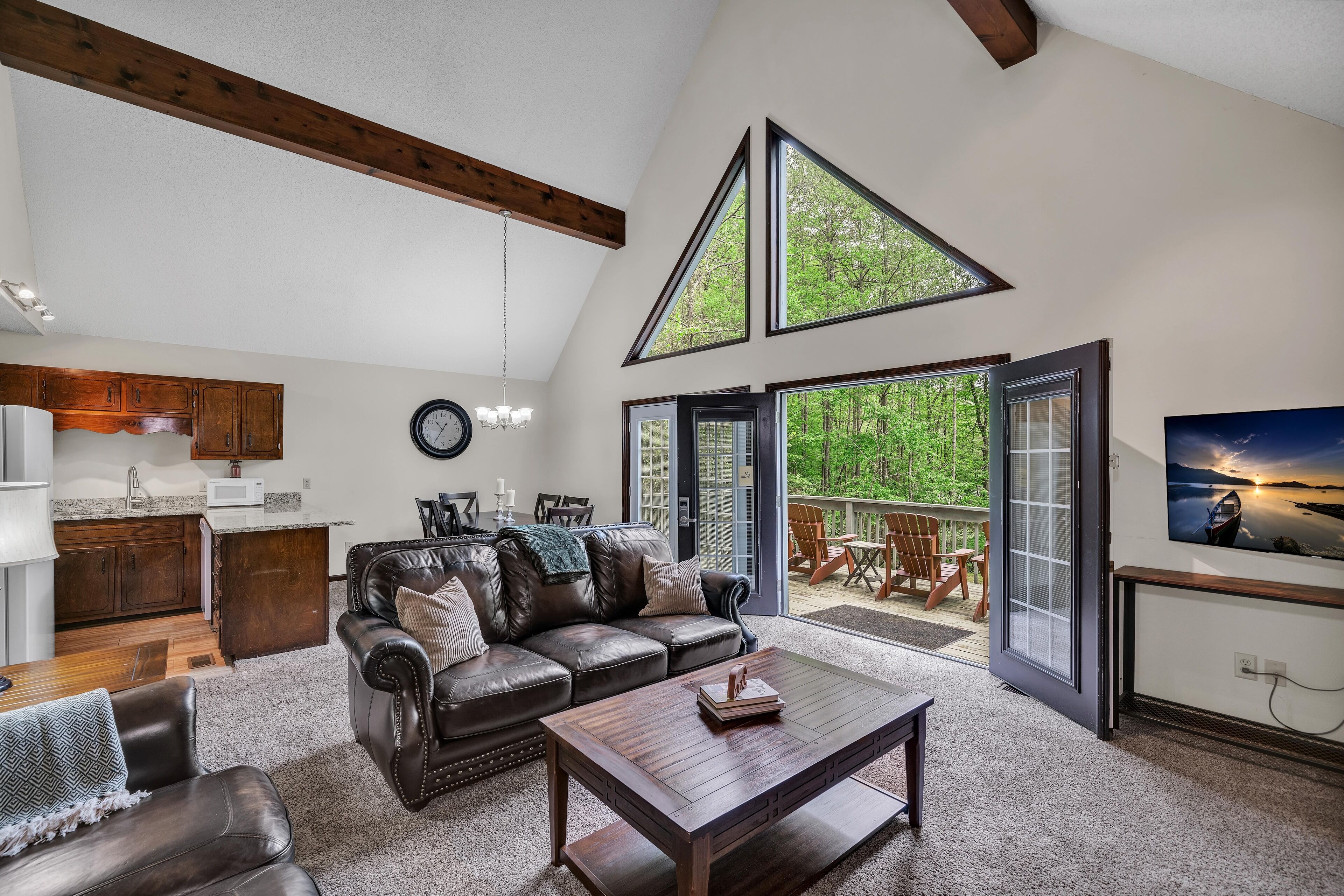 غرفة - ٣ غرف نوم (A Frame) | من طقة المعيشة | تلفزيون إل إي دي بحجم 42-بوصة يعرض قنوات تلفزيونية باشتراك مدفوع