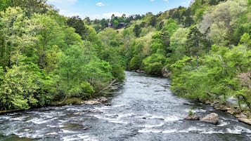 المنطقة المحيطة بالمنشأة