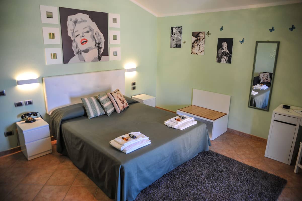 Cortinas blackout, cunas, wifi gratis y ropa de cama
