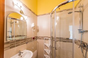 Shower, free toiletries, hair dryer, bidet - B&B Un'Altra Vita (Ripa Teatina)