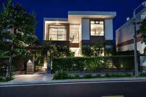 Minibar, caja de seguridad en la habitación y escritorio 