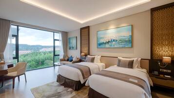 Minibar, caja de seguridad en la habitación y escritorio