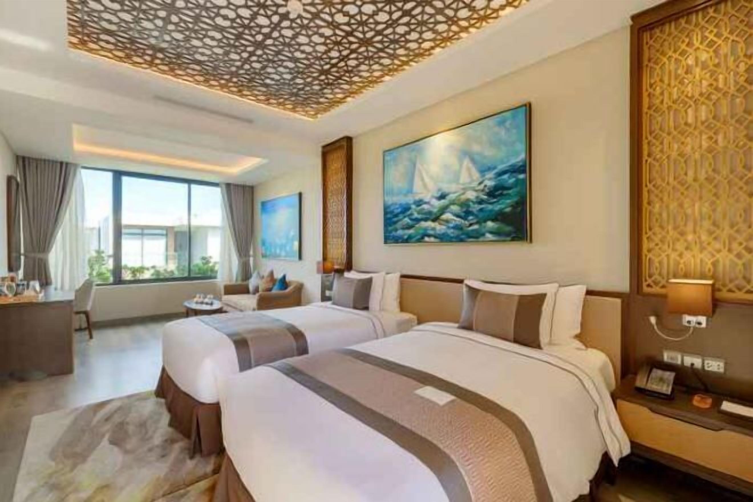 Minibar, Zimmersafe, Schreibtisch, Verdunkelungsvorhänge