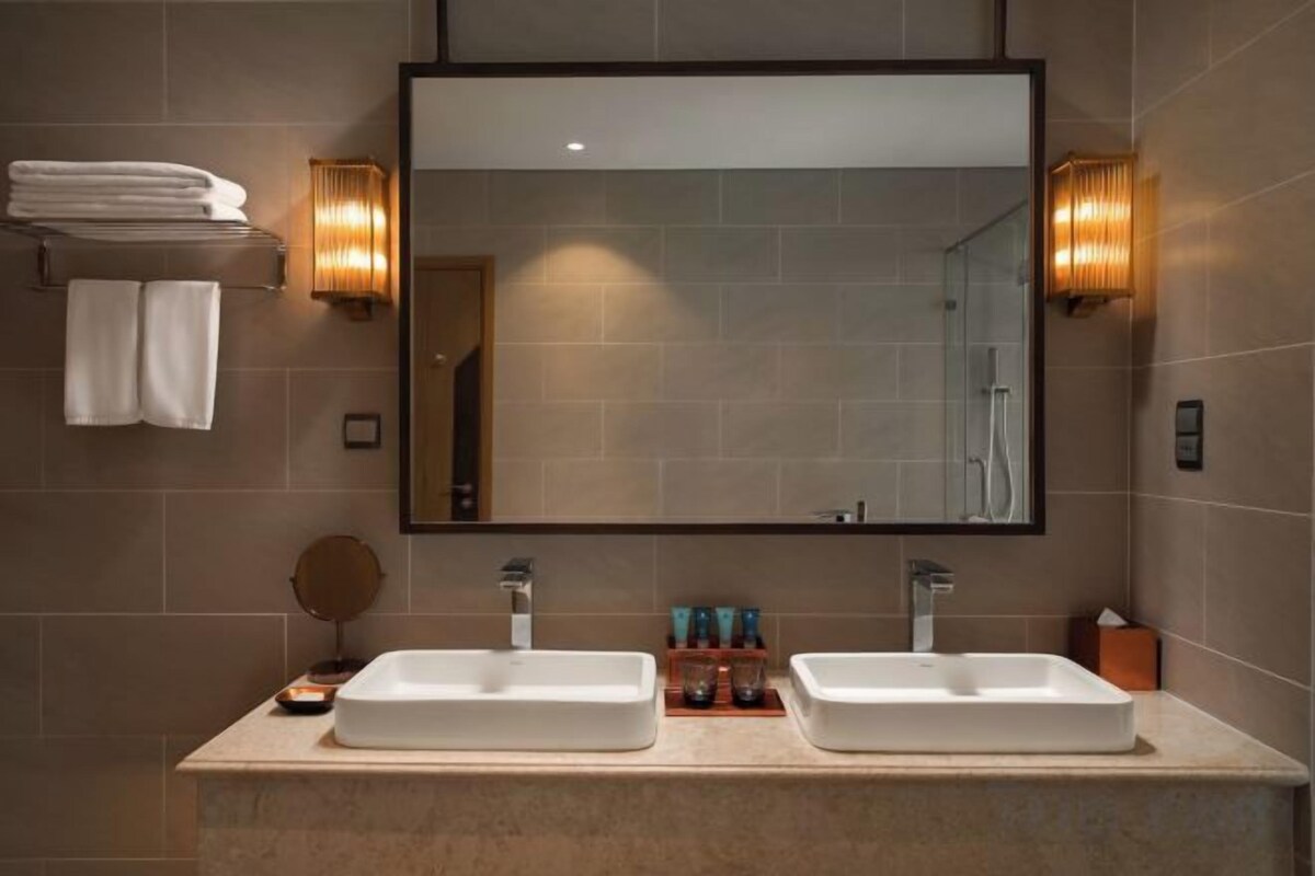 Separate tub and shower, free toiletries, hair dryer, bathrobes