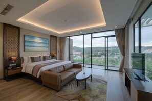 Minibar, in-room safe, desk, blackout drapes - Wyndham Grand KN Paradise Cam Ranh (Cam Ranh)