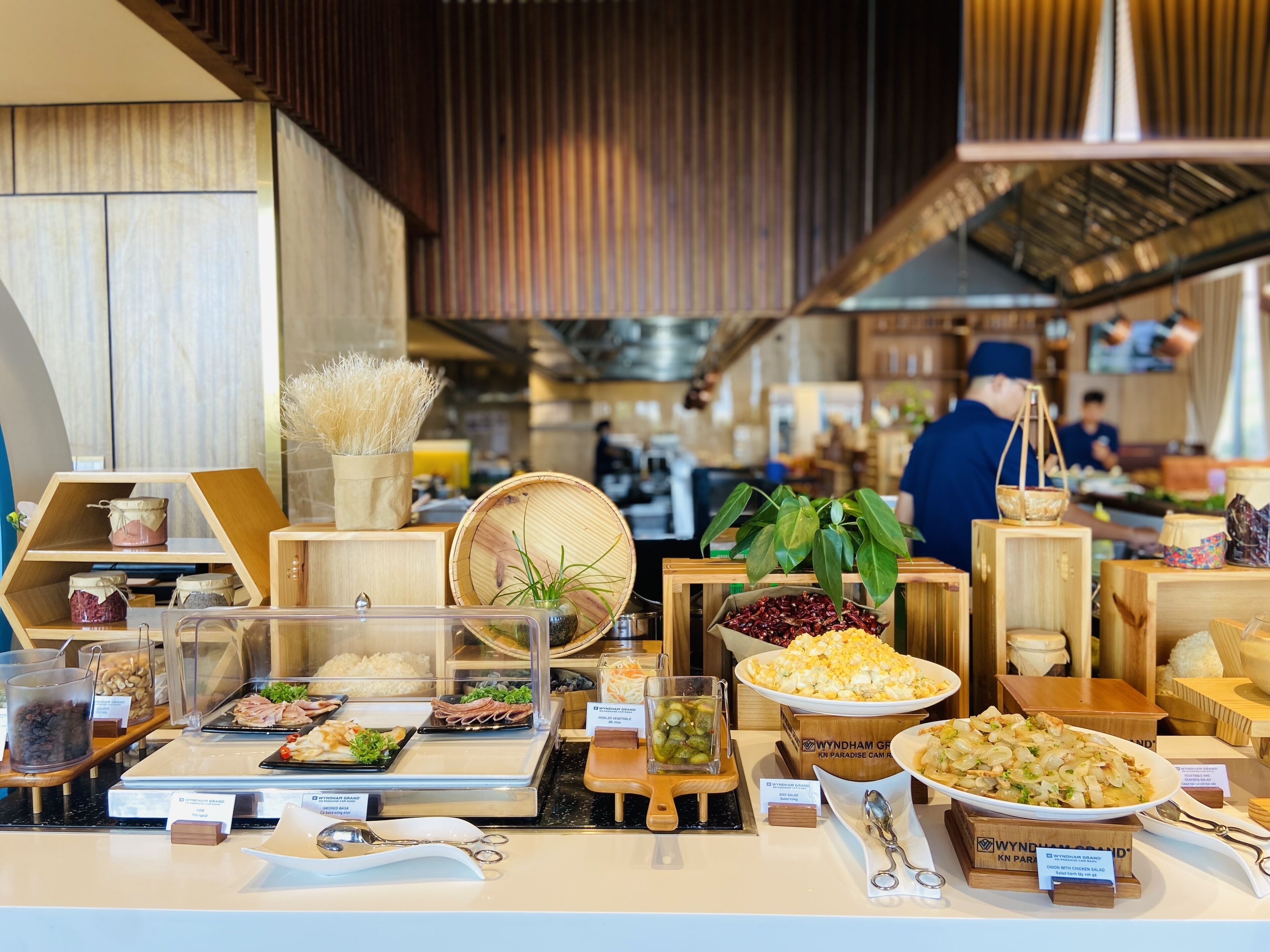 daily continental breakfast (vnd 360000 per person)