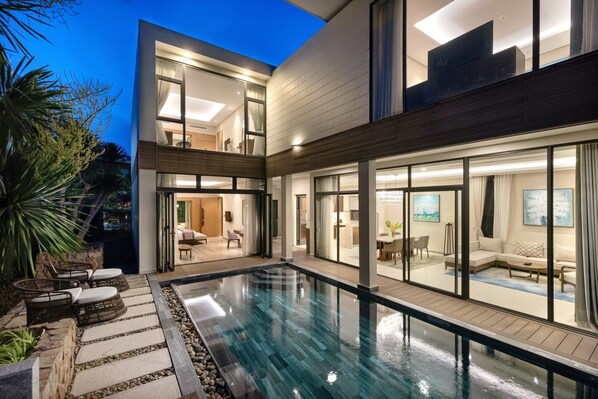 Minibar, in-room safe, desk, blackout curtains - Wyndham Grand KN Paradise Cam Ranh (Cam Ranh)