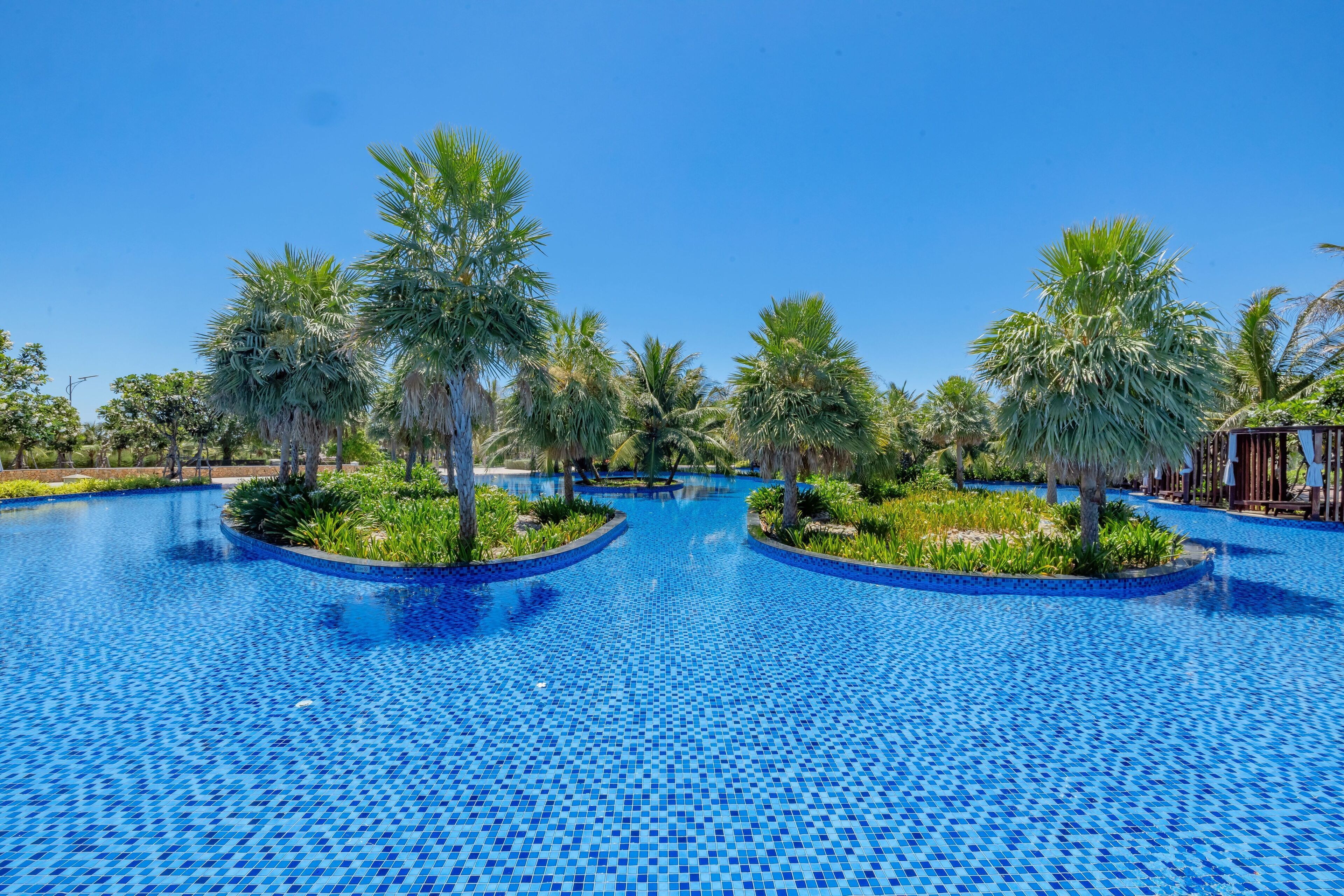 3 outdoor pools, open 8:30 am to 6:30 pm, pool loungers