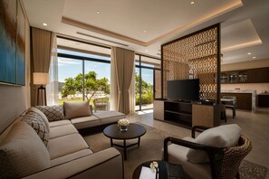 Minibar, in-room safe, desk, blackout curtains - Wyndham Grand KN Paradise Cam Ranh (Cam Ranh)